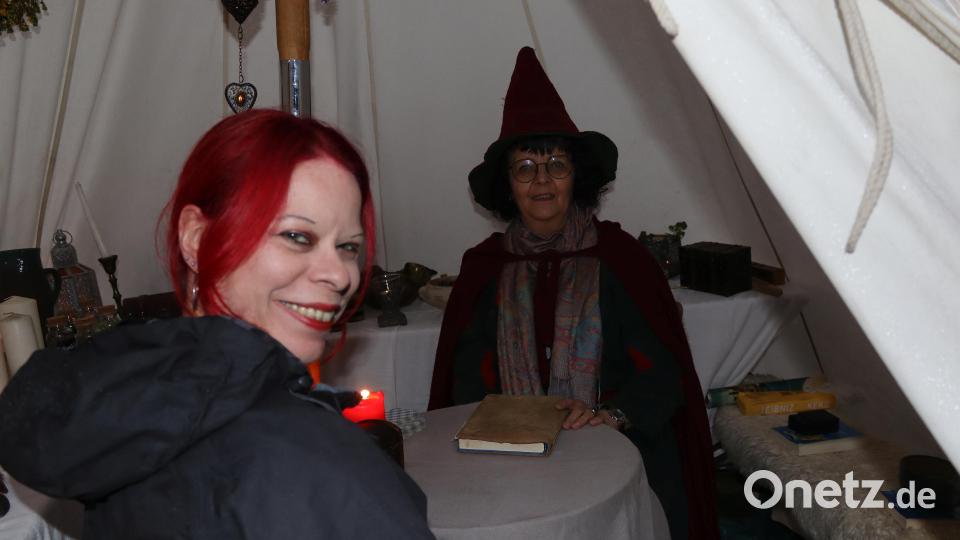 Bei der Hexe Esmeralda (rechts) konnte man sich die Karten legen lassen. Sie sagte am Freitag voraus, dass am Samstag das Wetter gut und warm bis heiß wird. Bild: mfh