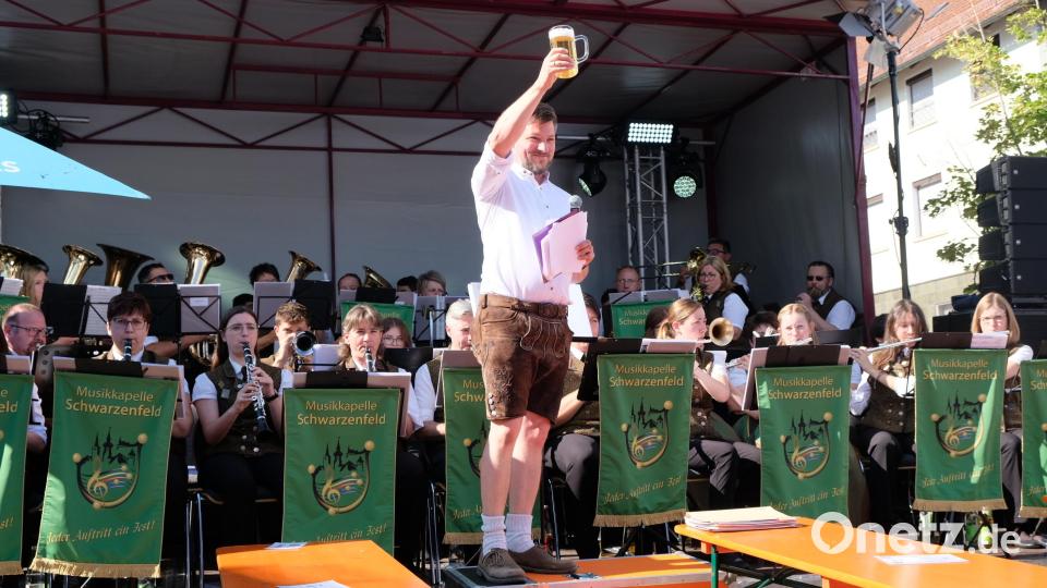 Ein Prosit: Bürgermeister Peter Neumeier bei der Eröffnung Bild: mab
