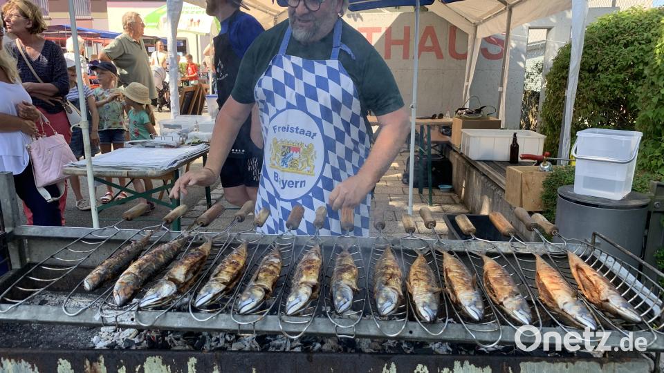Am Makrelengrill kommt man schon ins Schwitzen. Bild: adj