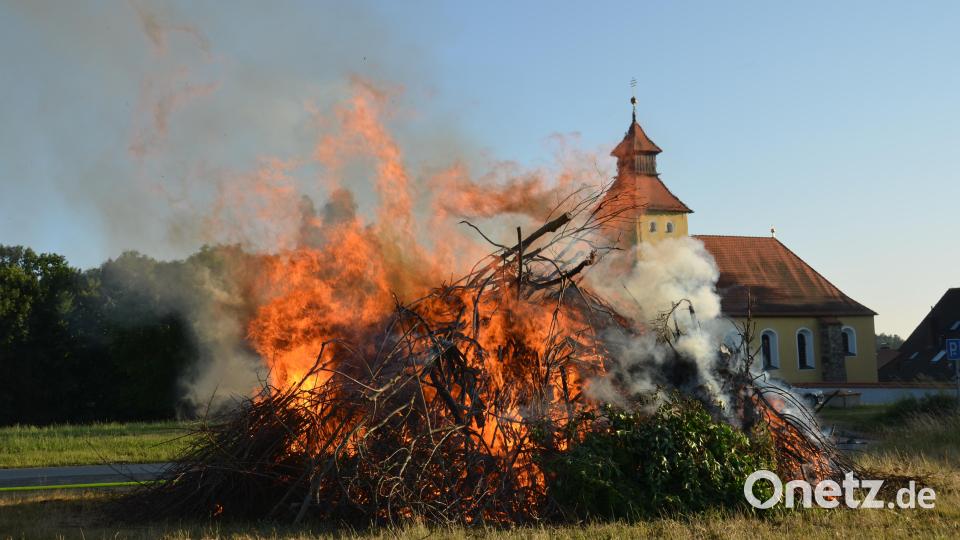 Als würde die Filialkirche St. Thomas brennen. Es war aber Gott sei Dank nur ein Trugschluss. Bild: dob