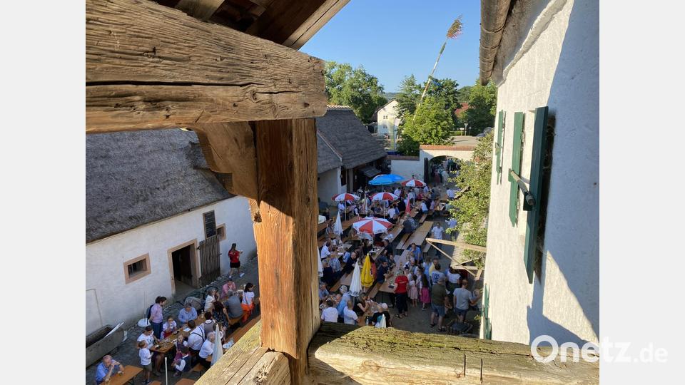 Vom Innenbereich des Edelmannshofes kann man zuschauen, wie der Baum draußen vor dem Tor an Höhe gewinnt ... und dabei schon mal Brotzeit und Bier genießen. Bild: aub