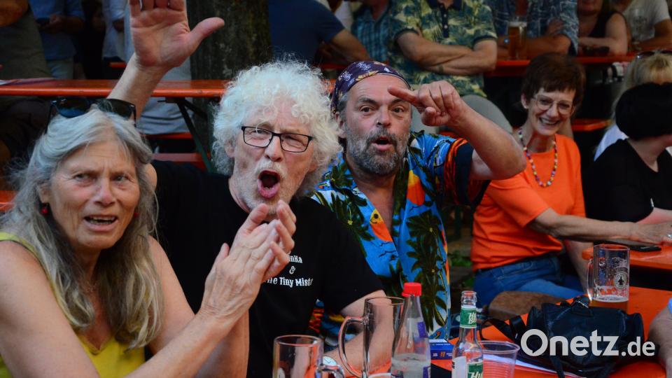 Riesenstimmung bei den &quot;Blue Haze&quot; am Weiden-am-See-Platz. Bild: Kunz