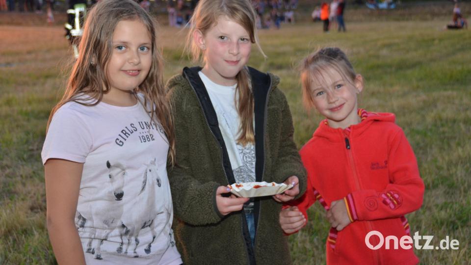 Die drei Freundinnen erlebten einen wunderschönen Abend rund um das Johannisfeuer. Bild: dob