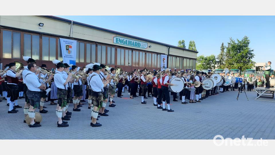 Kreismusikfest; links die Blaskapelle Unterammergau. Sie hatte den weitesten Weg. Bild: oe