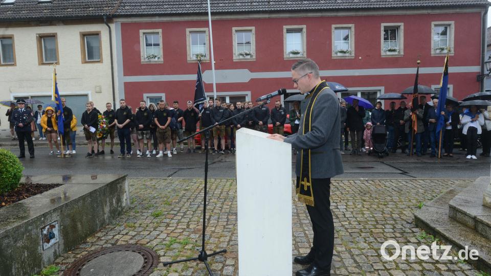 Stadtpfarrer Adam Karolczak bei seiner Ansprache beim Totengedenken auf dem Pleysteiener Marktplatz Bild: bey
