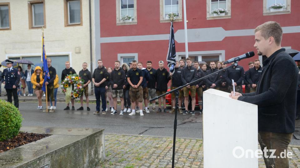 Vorsitzender Quirin Sax bei seiner Ansprache beim Totendenken auf dem Pleysteiner Marktplatz. Bild: bey