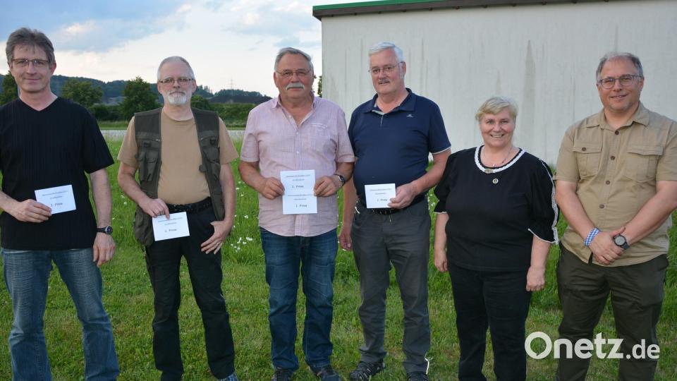 Im Bild die Sieger des diesjährigen Sonnwendschießen des Mitterteicher Schützenvereins, (von links) mit Ernst Hampel, Hans Zangl, Georg Bächer, Anton Fröhlich, Petra Franke und Schützenmeister Peter Süß. Bild: jr