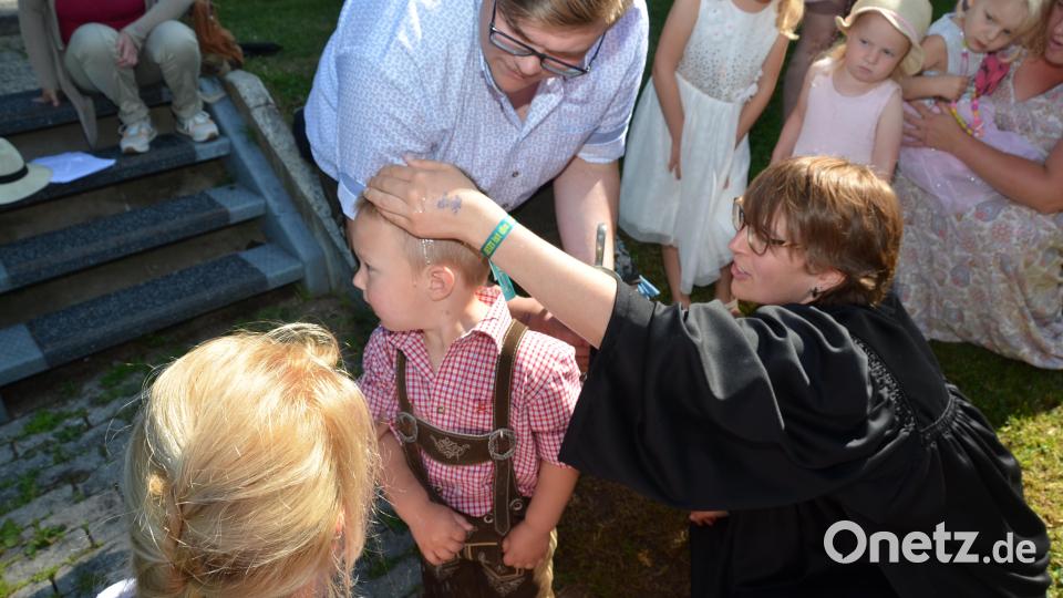 Die jüngeren Täuflinge wurden am Beckenrand auf herkömmliche Weise aber mit dem Wasser des Freibads getauft. Bild: dob