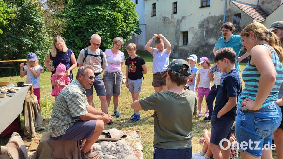 Schauen und selbst ausprobieren war angesagt beim großen Mitmach-Aktionstags im Museum Pfreimd. Bild: Carola Reul/exb