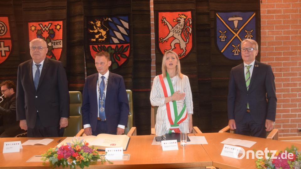 Sehr emotional. Maceratas Bürgermeisterin legt die Hand an die Brust und singt ihre Nationalhymne. Bild: fz