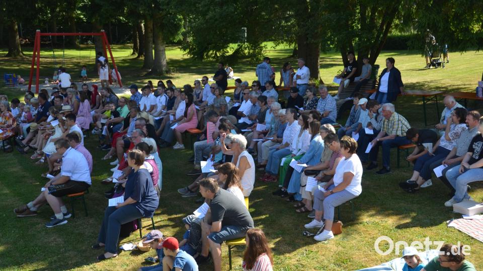 Viele Besucher versammelten sich auf der Wiese im städtischen Freibad, um die Taufzeremonie zu verfolgen. Bild: dob