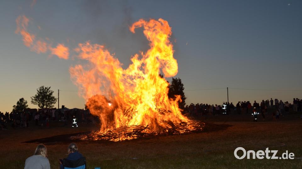 Von diesem Johannisfeuer der Altenstadter Wehrleute am Bahndamm geht immer ein besonderer Zauber aus. Hunderte Gäste feierten fröhlich mit und tauchten ein in die wunderbare Atmosphäre. Bild: dob