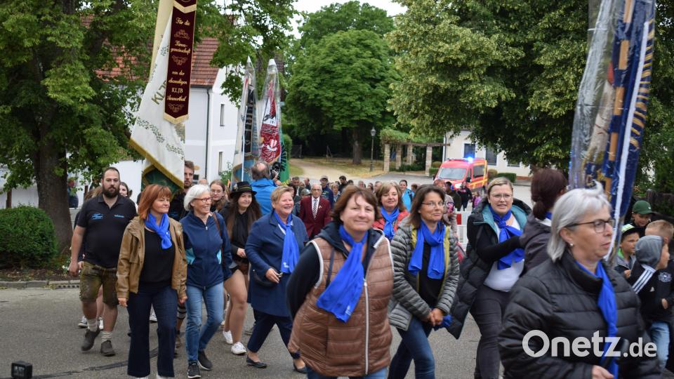 Viele Ammerthaler Vereine schlossen sich am Freitagabend dem Festzug an. Bild: oe