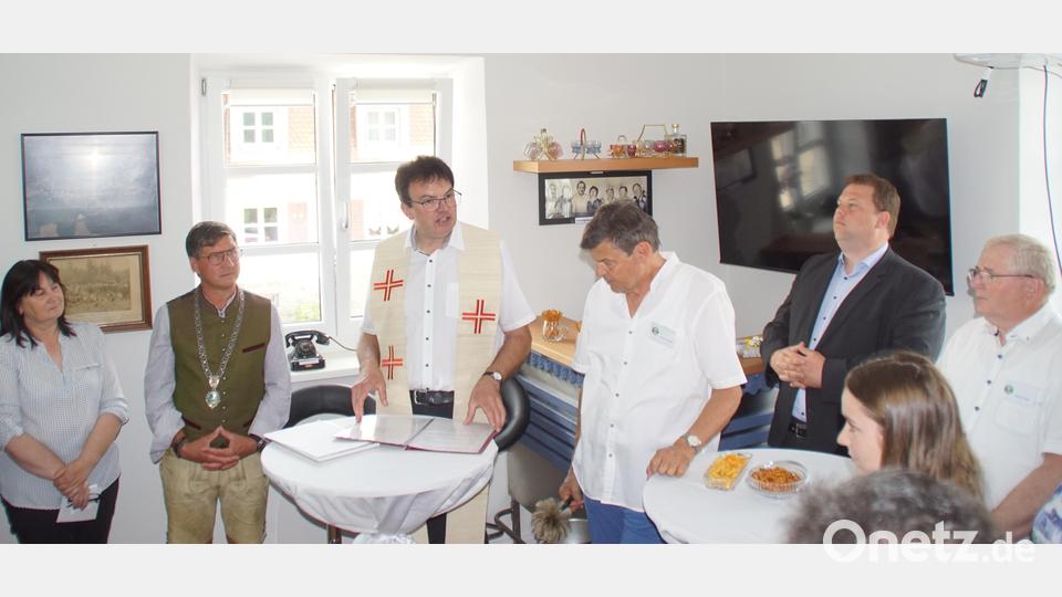 Pfarrer Wolfgang Dietz sprach die Segensgebete bei der Eröffnung des neuen Heimatmuseums. Mit im Bild (von links) stellvertretende Landrätin Birgit Höcherl, Bürgermeister Gerald Reiter, Peter Lampl, Bezirksheimatpfleger Tobias Appl und Hans Vogl. Bild: mmj