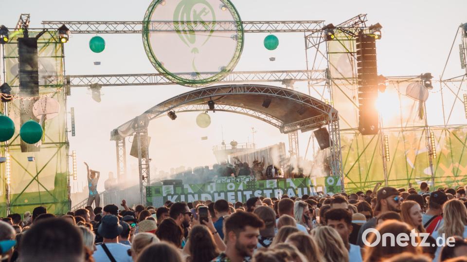 Das Kindheitstraum-Festival am Flugplatz Speichersdorf ist heuer zum zehnten Mal veranstaltet worden. Tausende Besucher feierten bei bestem Wetter zu elektronischen Klängen. Bild: Susanne Forster