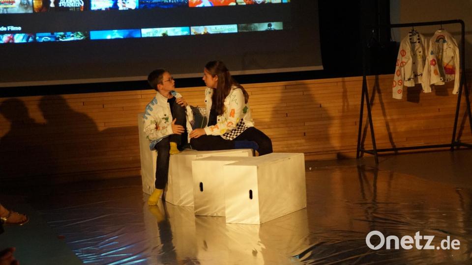 Auf den Buchstaben &quot;MUT&quot; sitzend, ging es um die Frage &quot;wovor hast du Angst&quot;. Die weißen Jacken, die von den Schauspielern getragen wurden, waren mit den Namen der Gefühle beschrieben. Bild: wel