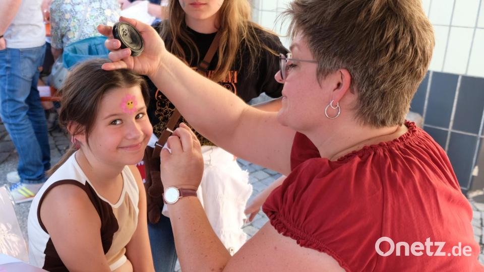 Kinderschminken, ein fester Programmpunkt bei der Frotzersrichter Feuerwehr. Bild: mab