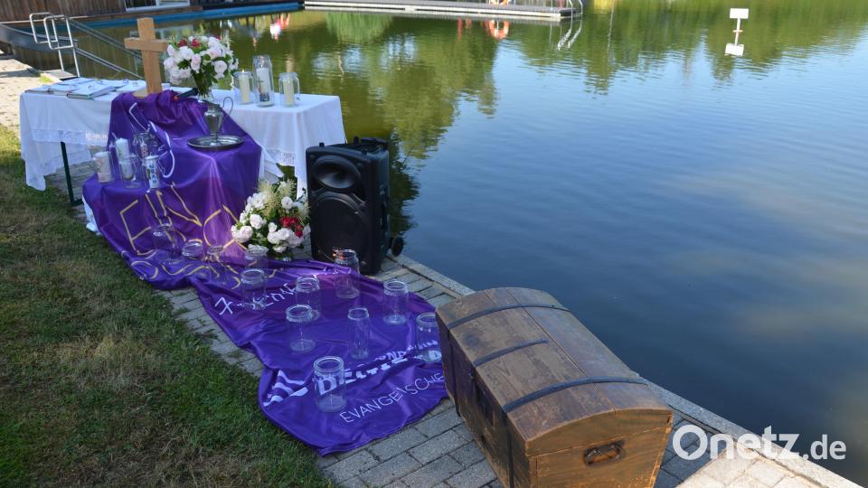 Die Teilnehmer am dekanatsweit ersten Tauffest in der Evangelischen Kirchengemeinde Vohenstrauß war ein erhebendes Erlebnis für alle Besucher, nicht nur für die Täuflinge und deren Familien. Viele zeigten sich davon aufs Innerste berührt. Bild: dob