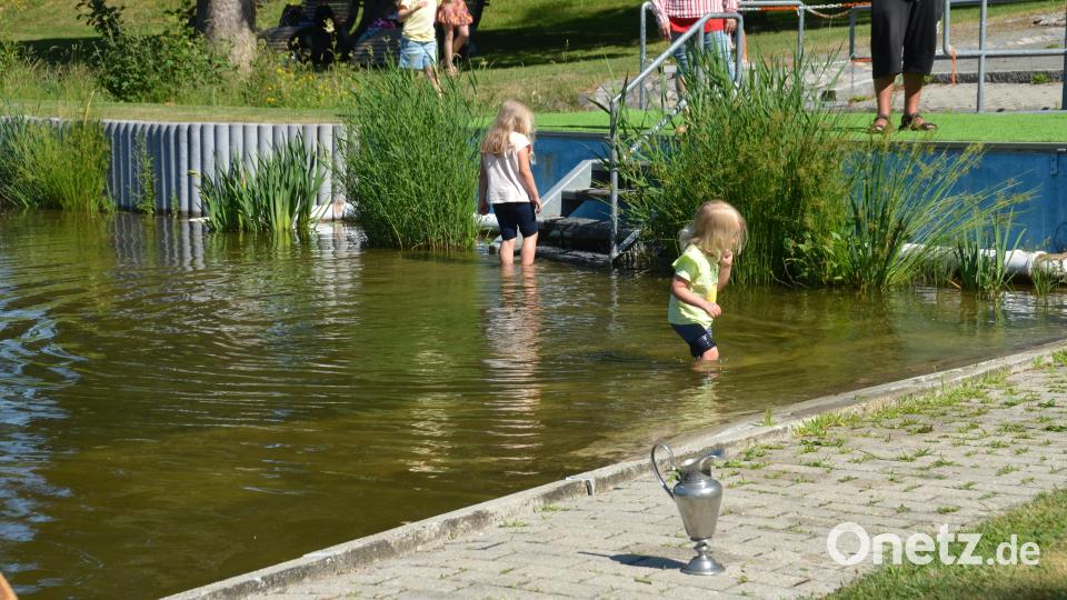 Kinder marschierten ähnlich der Täuflinge durchs Freibadbecken und einige Schwimmerin zogen ihre Bahnen. Bild: dob