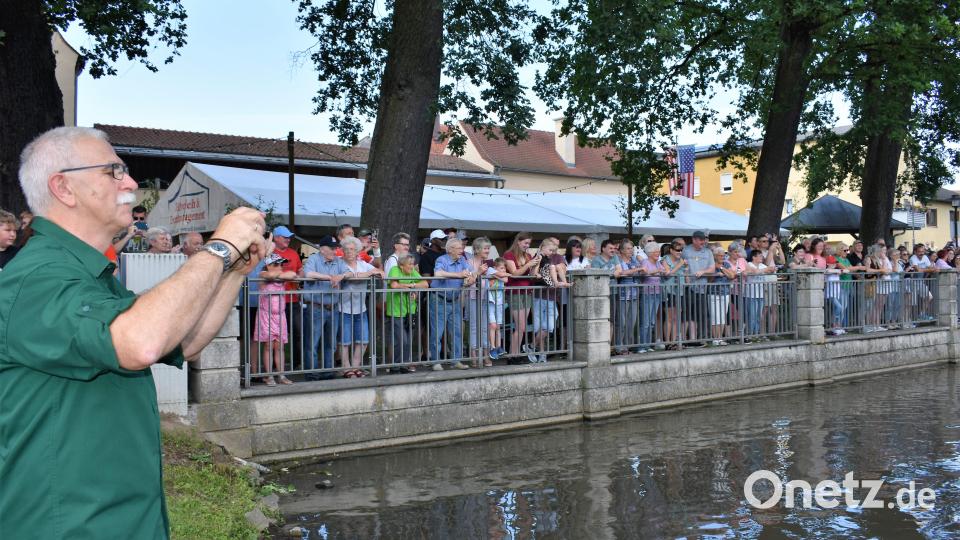 Der Vorsitzende des Fischereivereins Wolfgang Specht muss dieses Spektakel fotografieren. Bild: rgr