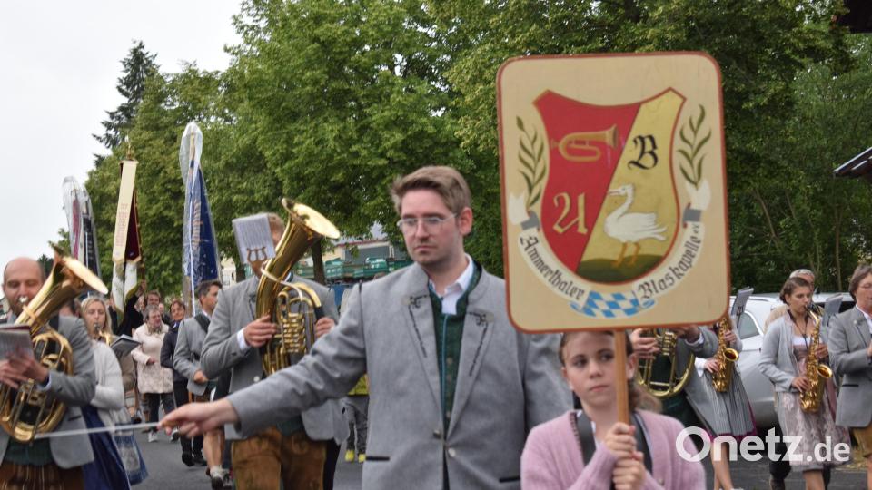 Die Ammerthaler Blaskapelle zeigte sich in ihrer größten Formation. Angeführt wurde sie von Dirigent Tim Winkler. Bild: oe