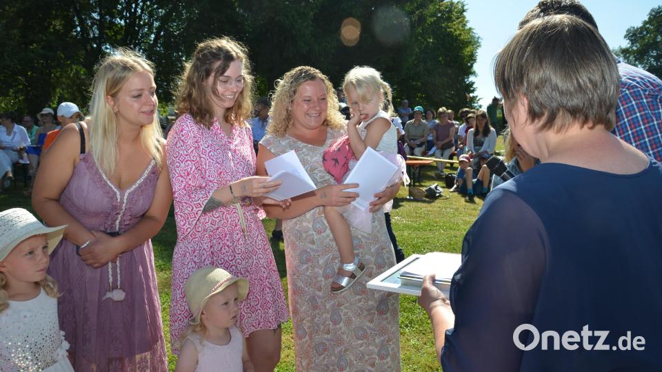 Am Ende des Tauffests erhielten alle Täuflinge ihren Taufspruch, eine Bibel und die Taufkerzen. Bild: dob