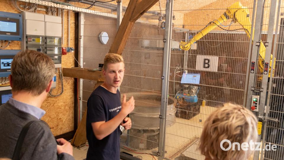 Ein Roboter unterstütze bei der Produktion der Insektenlarven, erklärte Josef Stier. Bild: Susanne Forster
