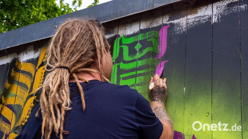 Nicht nur Sprayen: &quot;Ethno-Paul&quot; aus Erbendorf mischt das Sprayen mit der Kalligraphie und schafft dabei einzigartige Werke. Bild: lum