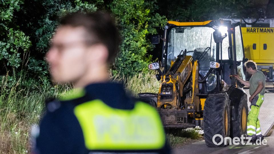 Der in den Unfall verwickelte Radlader wird abgeschleppt. Bild: Philipp Schulze/dpa