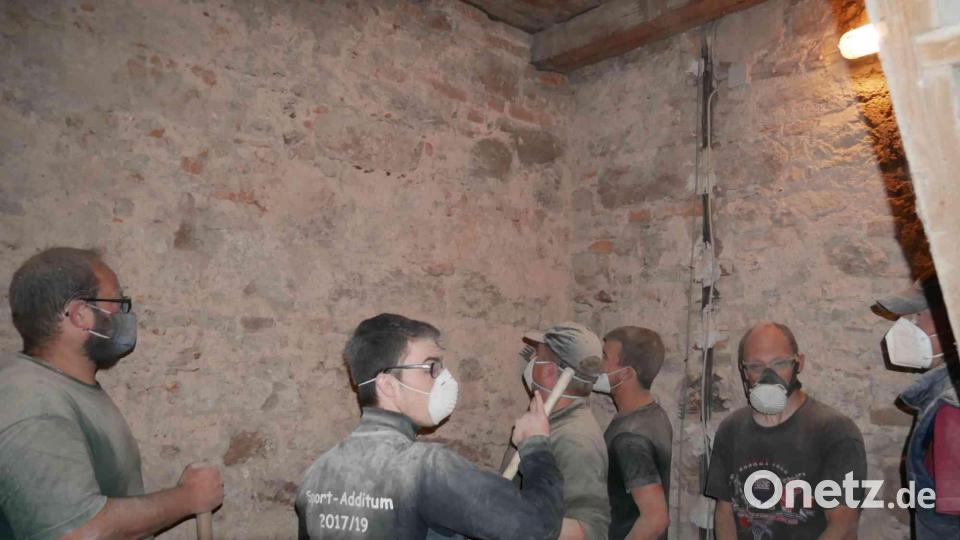 Bei der staubigen Arbeit wollte keiner der Sechs auf die Mund-Nasen-Maske verzichten. Bild: gz