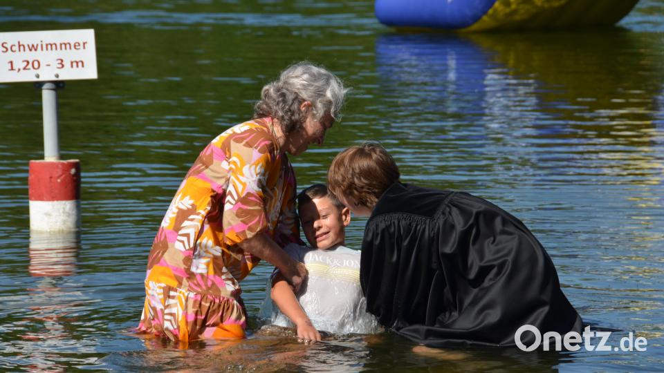 Die Teilnehmer am dekanatsweit ersten Tauffest in der Evangelischen Kirchengemeinde Vohenstrauß war ein erhebendes Erlebnis für alle Besucher, nicht nur für die Täuflinge und deren Familien. Viele zeigten sich davon aufs Innerste berührt. Bild: dob