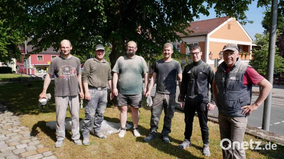 Der Säuberungstrupp der JU mit Helfern um Kirchenrat Karl Schmid nach getaner Arbeit. Bild: gz