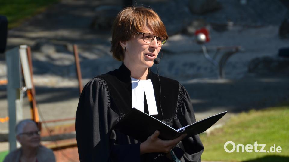 "Bleib bei ihnen, was auch immer sie tun, wo auch immer sie hingehen. Von dir kommt Liebe. Du bist Liebe: lass sie das fühlen. Jeden Tag neu. Wenn alle fort sind – sei du da. Wenn sie allein sind – sei du bei ihnen." (Stadtpfarrerin Carmen Riebl) Bild: dob