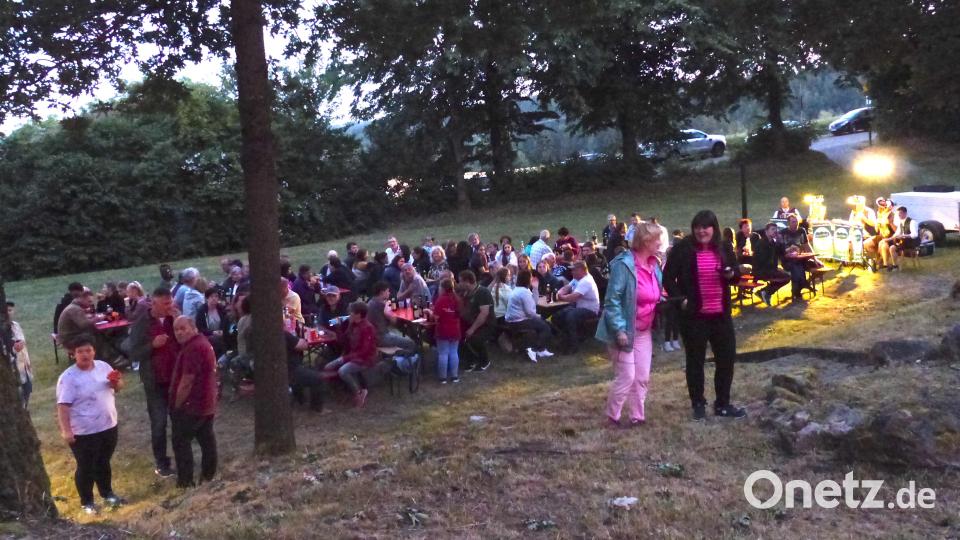Die vielen Besucher ließen sich Essen und Trinken schmecken und unterhielten sich und stimmten bei der Musik mit beim Schunkeln ein. Bild: sl