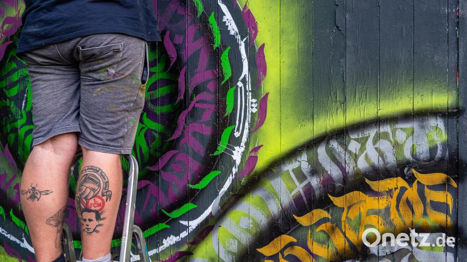 Nicht nur Sprayen: &quot;Ethno-Paul&quot; aus Erbendorf mischt das Sprayen mit der Kalligraphie und schafft dabei einzigartige Werke. Bild: lum