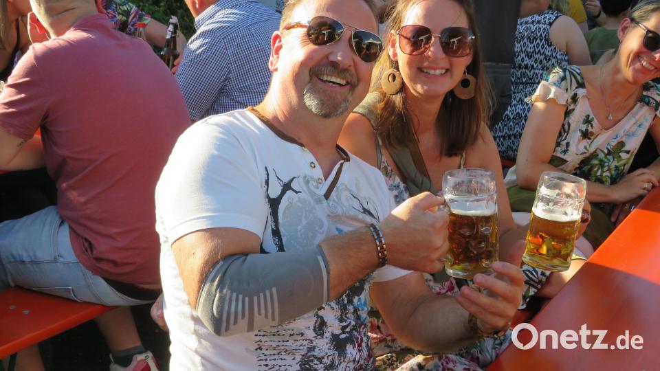 Ein Prosit auf das erste Rathausfest seit 2019. Bild: adj