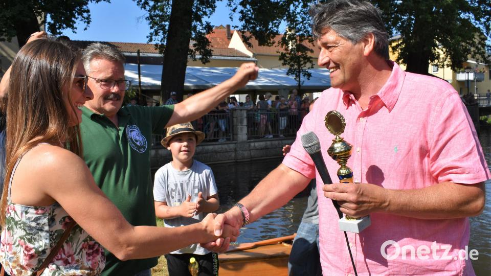 Den Siegerpokal überreicht Schirmherr Bürgermeister Edgar Knobloch an Günther und Constanze Stümpfl alias &quot;Die Füchse&quot;. Bild: rgr