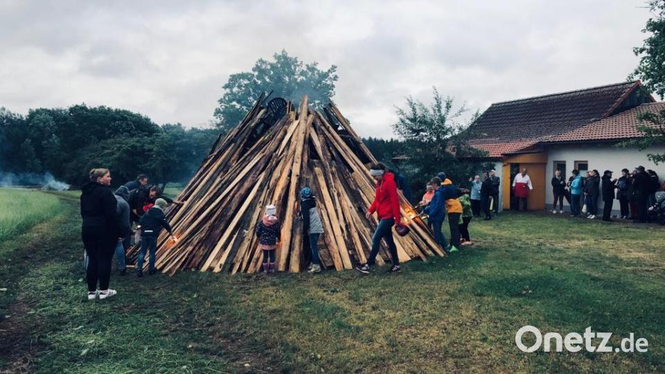 Zwei Kinder dürfen das Johannisfeuer entzünden. Bild: exb