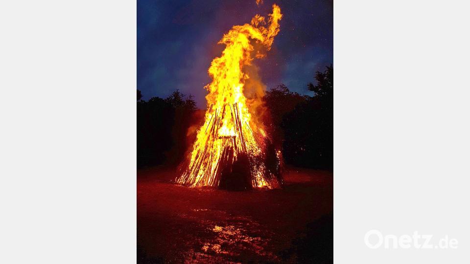Trotz des regnerischen Wetters entzündete der OWV Rothenstadt das Johannisfeuer hinter der Hösl-Bräu-Schenke. Bild: R. Kreuzer
