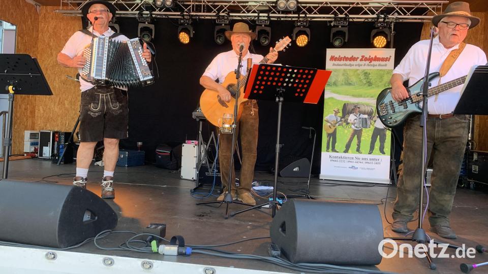 Impressionen vom Fest rund ums Altenstädter Rathaus. Bild: adj