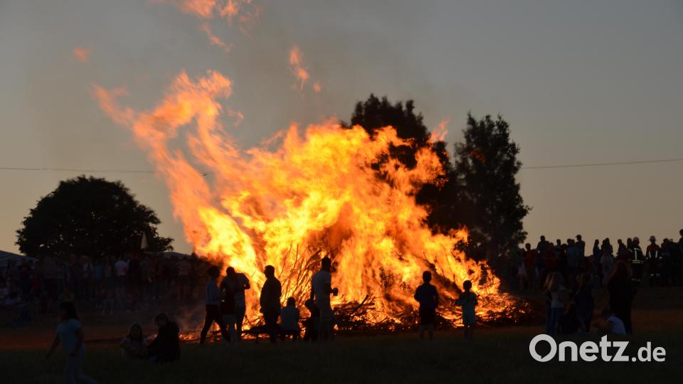 Von diesem Johannisfeuer der Altenstadter Wehrleute am Bahndamm geht immer ein besonderer Zauber aus. Hunderte Gäste feierten fröhlich mit und tauchten ein in die wunderbare Atmosphäre. Bild: dob