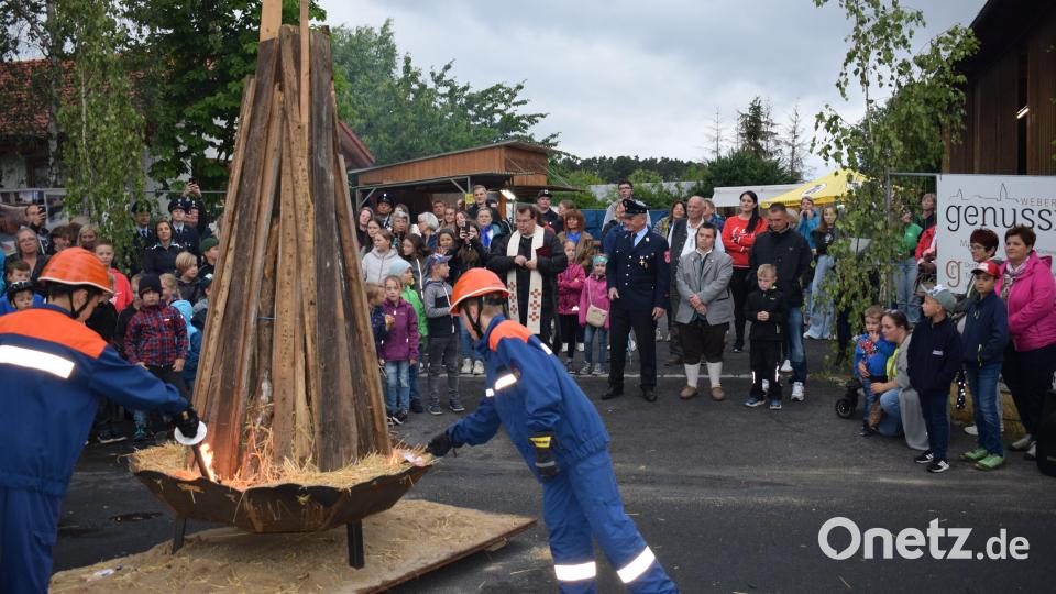 Die Feuerwehrjugend zündete das Johannisfeuer an. Bild: oe