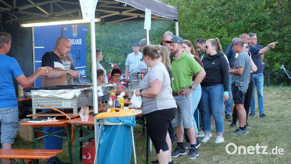 Eine routinierte Mannschaft kümmerte sich um die Verpflegung und hatte ständig alle Hände voll zu tun. Bild: wlr