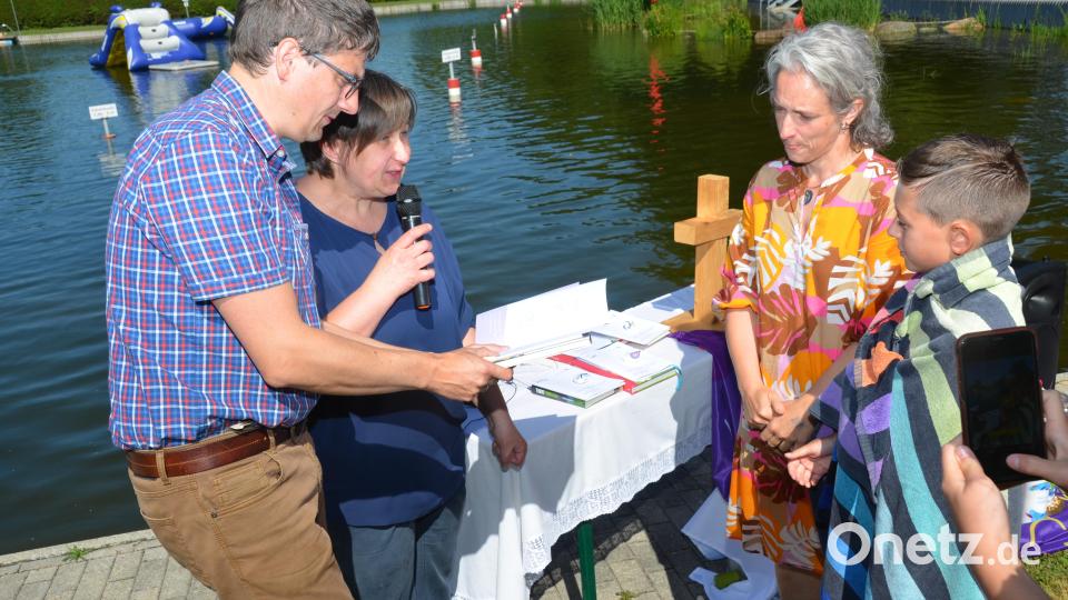 Die Teilnehmer am dekanatsweit ersten Tauffest in der Evangelischen Kirchengemeinde Vohenstrauß war ein erhebendes Erlebnis für alle Besucher, nicht nur für die Täuflinge und deren Familien. Viele zeigten sich davon aufs Innerste berührt. Bild: dob