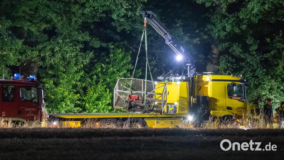 Eine Gitterbox samt Gabeln von dem in den Unfall verwickelten Radlader wird aufgeladen. Bild: Philipp Schulze/dpa