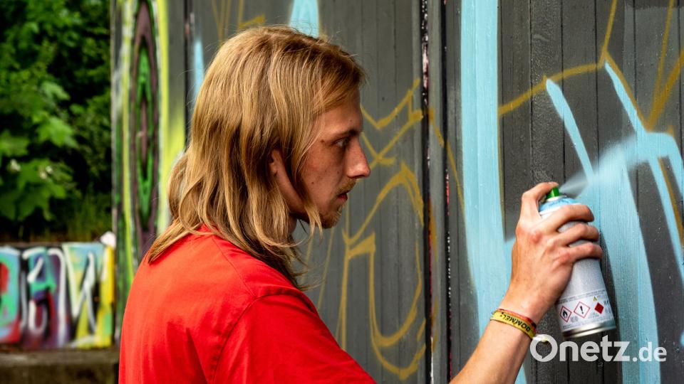 Fabian Moller beim Sprayen. Bild: lum