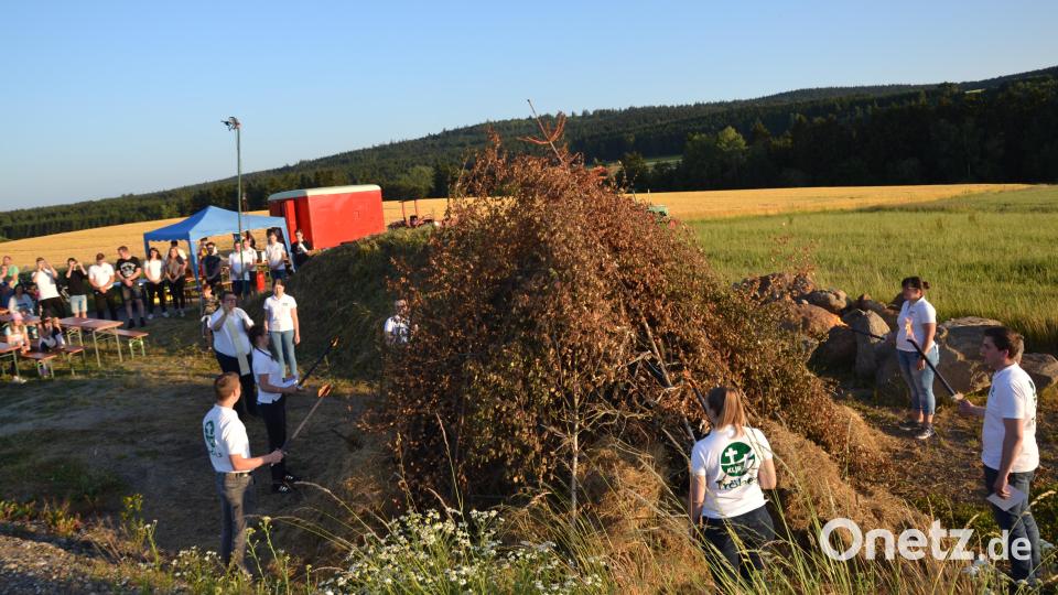 Pfarrer Klösel segnete das Feuer, das mit den Fackeln von den Jugendlichen entzündet wurde. Bild: gi