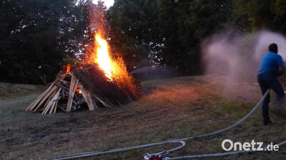 Für Sicherheit wird beim Abrennen des Johannisfeuers gesorgt. Bild: sl