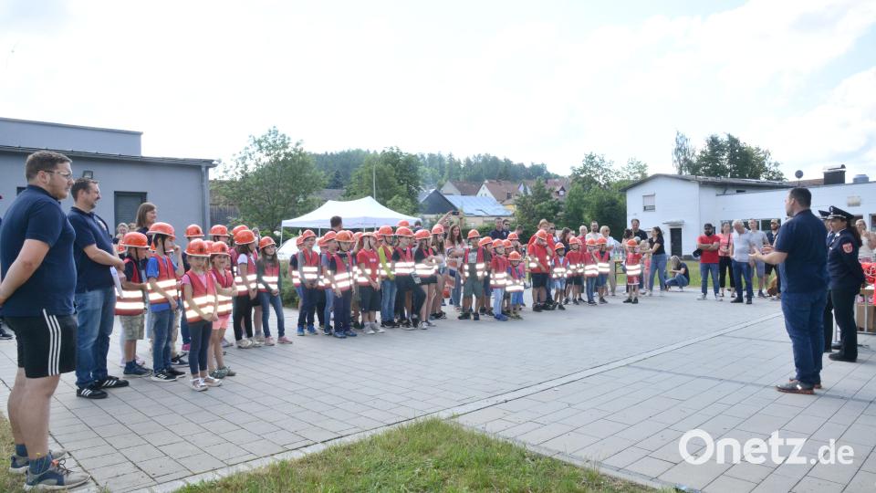 Bürgermeister Sebastian Hartl (rechts) ist angesichts der Begeisterung bei den Kinderfeuerwehren nicht Bange um den Nachwuchs bei den Freiwilligen Feuerwehren in den Ortsteilen.
s Bild: bey