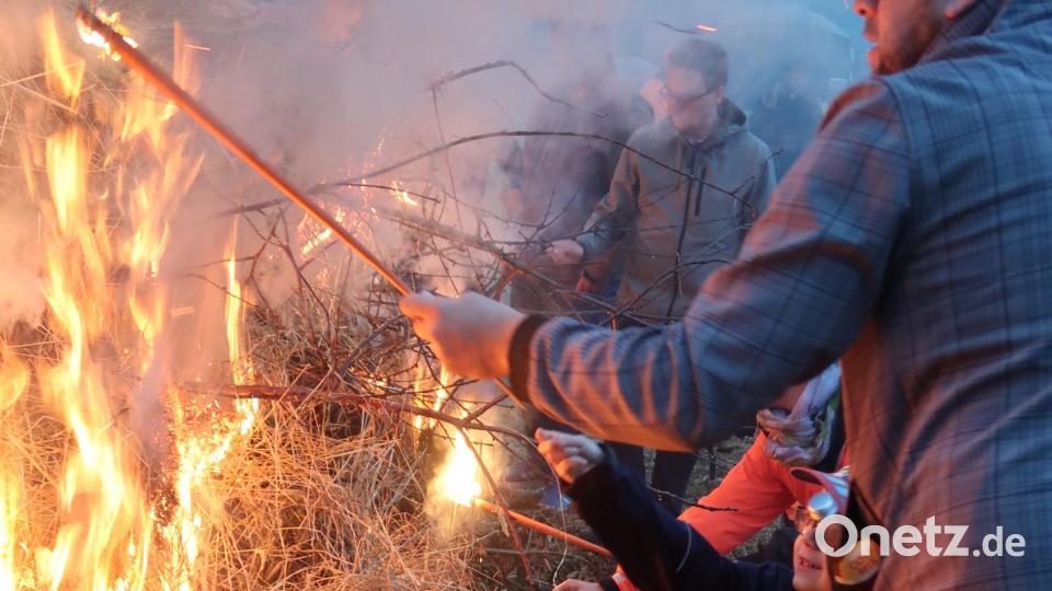 Mit Fackeln wurde das Johannisfeuer am Zollhaus entzündet. Bild: uz